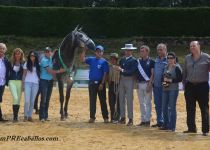 ALBERTO SCHUTTE Y SU ESPOSA RECOGEN EL PREMIO DE CAMPEON DEL CONCURSO, LLORON AL, RODEADO DE GANADEROS Y AMIGOS